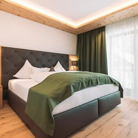 Olympia 4*